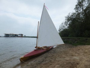 Faltboot Delphin unter Großsegel