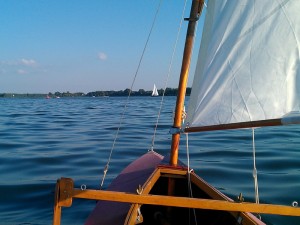 Blick aus dem segelfaltboot voraus auf den Plauer See