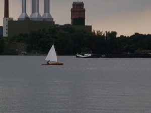 Faltboot unter Segeln auf dem Plauer See in Brandenburg