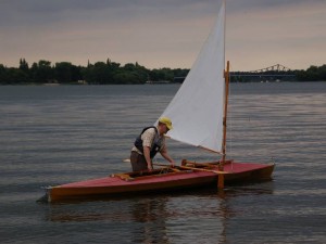 Das Faltboot wird segelfertig gemacht.