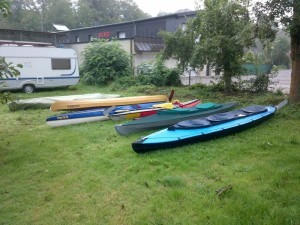 Boote nach nächtlichem Regen