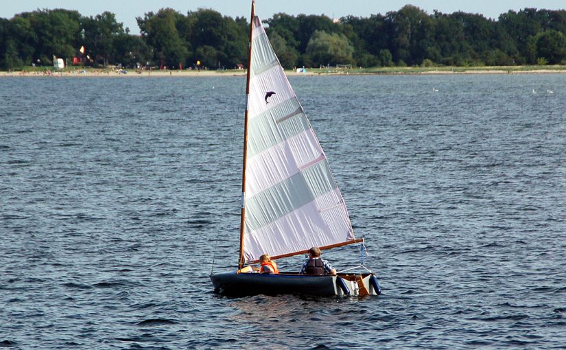 Segelboot Delphin 150 in der Wismarer Bucht unterwegs